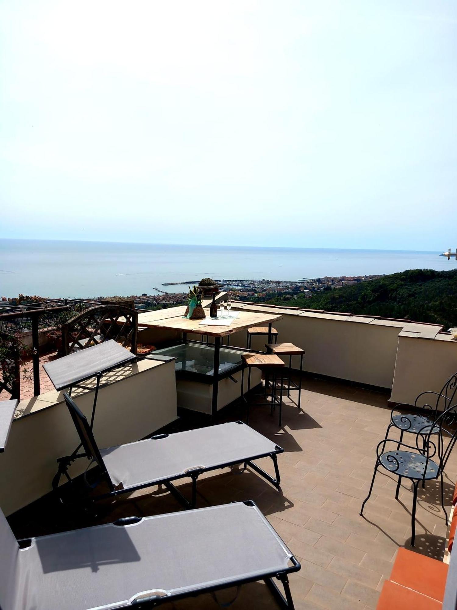 Hostdomus - Le Vigne Sul Mare Apartment Pietra Ligure